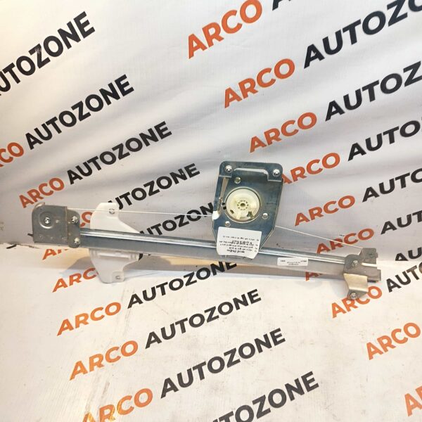 GLASS MACHINE SCORPIO FRONT RIGHT PWR WITHOUT MOTOR TRACK T4035