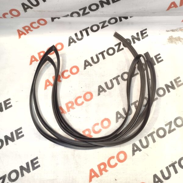 FRONT WINDSHIELD MOULDING SWIFT 12