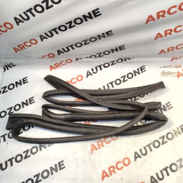 DOOR RUBBER SX4 REAR RIGHT MET 678610K040