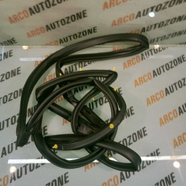 DOOR RUBBER EON FRONT LEFT HYU 821304N000