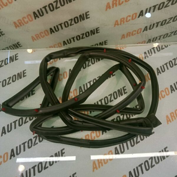 DOOR RUBBER EON FRONT RIGHT HYU 821404N000