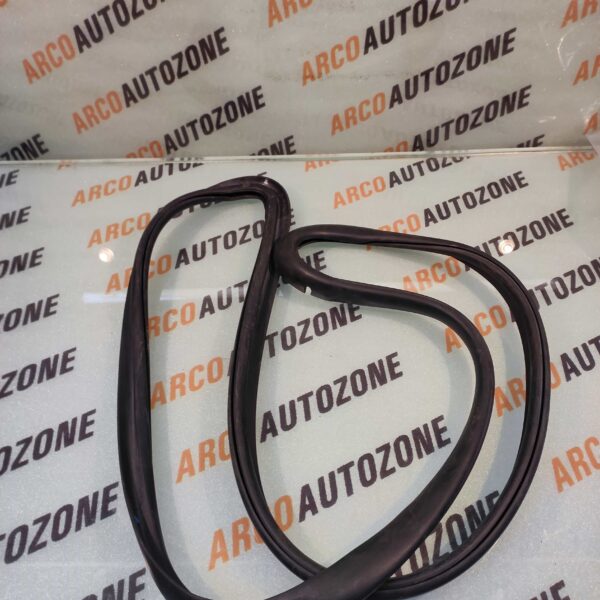 QUARTER GLASS RUBBER TAVERA FIX LEFT METZELER
