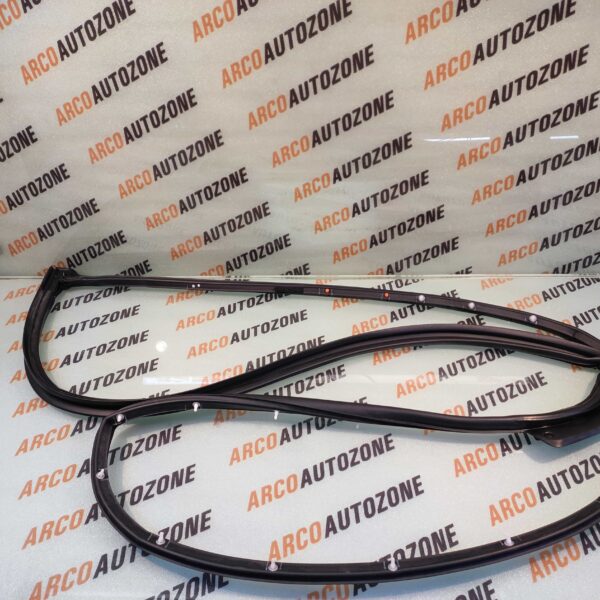 DOOR RUBBER VERNA 12 FRONT RIGHT HYU 821401V000